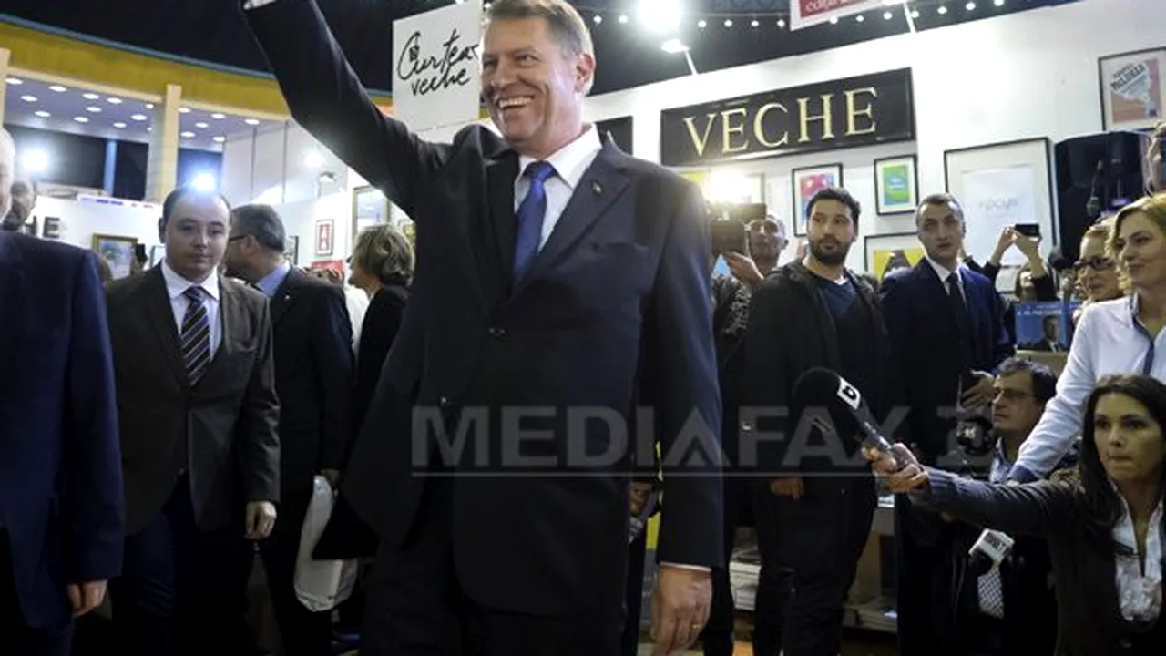 Iohannis şi-a lansat autobiografia la Gaudeamus, în prezenţa a 2.000 de oameni, acordând autografe: 