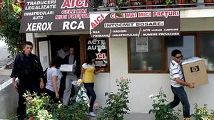 EXCLUSIV: Racolatori, funcţionari, patroni de şcoli de şoferi şi poliţişti, în scandalul de la Argeş