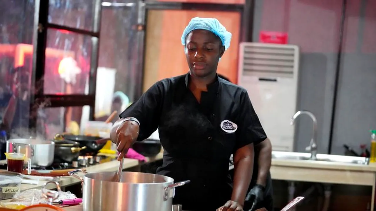 O bucătăreasă nigeriană a gătit non-stop timp de 100 de ore pentru a stabili un nou record mondial