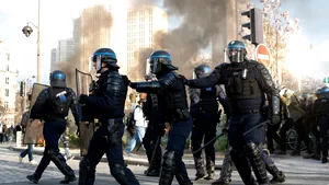 Peste 150 de agenţi ai forţelor de ordine, răniţi în protestele din Franţa