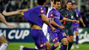 Mutu a fost eliminat de pe teren în meciul Cagliari - Fiorentina