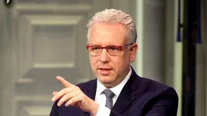 AstraZeneca spune că nu va întârzia livrarea vaccinului anti-Covid în al doilea trimestru. Oficialii UE rămân precauţi