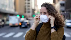 Curtea Supremă a statului New York a respins obligativitatea purtării măştii în locuri publice: „Guvernatorul nu are autoritatea să o impună”
