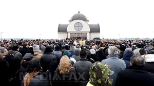 REPORTAJ: Aurelia Ion, înmormântată în prezenţa a sute de oameni, între care localnici din Apuseni care au participat la misiunea de salvare - FOTO