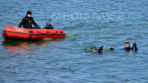 Trupul bărbatului care s-a înecat sub privirile fiului său şi ale unui nepot, găsit de scafandri