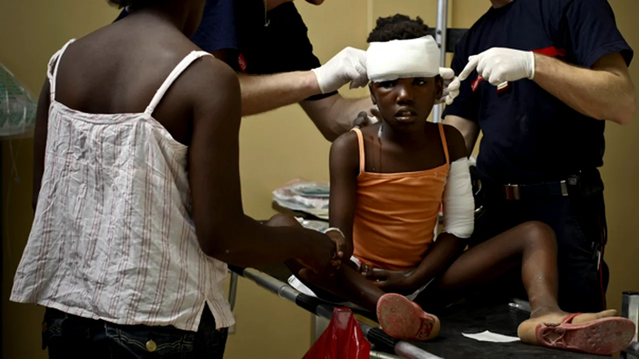 O fetiţă în vârstă de 11 ani, scoasă de sub dărâmături la opt zile după seismul din Haiti