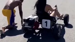 VIDEO | Starul echipei Juventus, în papuci, a câştigat o cursă de viteză în faţa unei maşini de karting condusă de iubita lui 