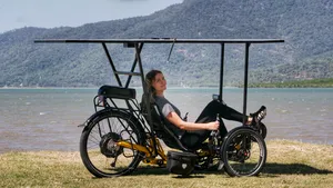 Doi exploratori români vor traversa Australia pe tricicletă, performanţă susţinută de 2Performant