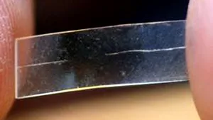 Plastic care se repară singur sub efectul razelor ultraviolete, obţinut de cercetători