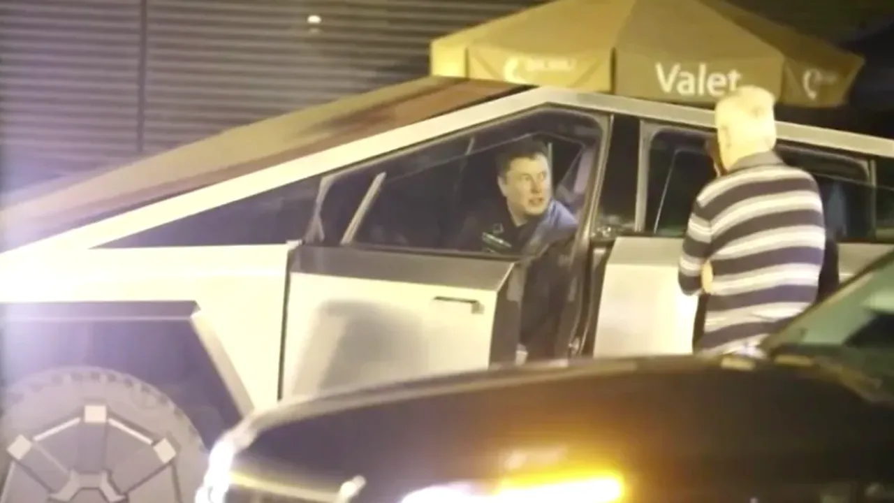 Elon Musk, nou moment jenant cu Cybertruck-ul pe străzile din Los Angeles. Reacţiile americanilor după ce a lovit un indicator. VIDEO