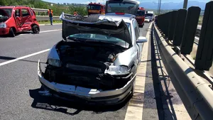 Şase persoane au fost rănite după ce o femeie aflată la volan a ÎNTORS maşina pe autostrada A1 Sibiu - Sebeş. IMAGINI
