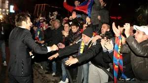 Steliştii au sărbătorit cu suporterii în Piaţa Universităţii calificarea în 16-imile Ligii Europa - GALERIE FOTO