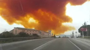 Un nor toxic a acoperit un oraş catalan, după o explozie la o uzină chimică. Mii de oameni, rugaţi să rămână în case - FOTO