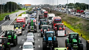 Europa copiază „modelul canadian”. Haga, blocată de un convoi de camioane şi tractoare