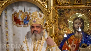 Opt ani de la întronizarea Patriarhului Daniel: Politicieni, coşuri mari cu flori şi ierarhi cu maşini de lux - FOTO, VIDEO