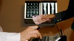 Percheziţii la Casa de pensii Sibiu. Un funcţionar şi un paznic sunt bănuiţi de fapte de corupţie