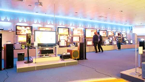 Românii încep să lase pe rafturi televizoarele cu tub catodic