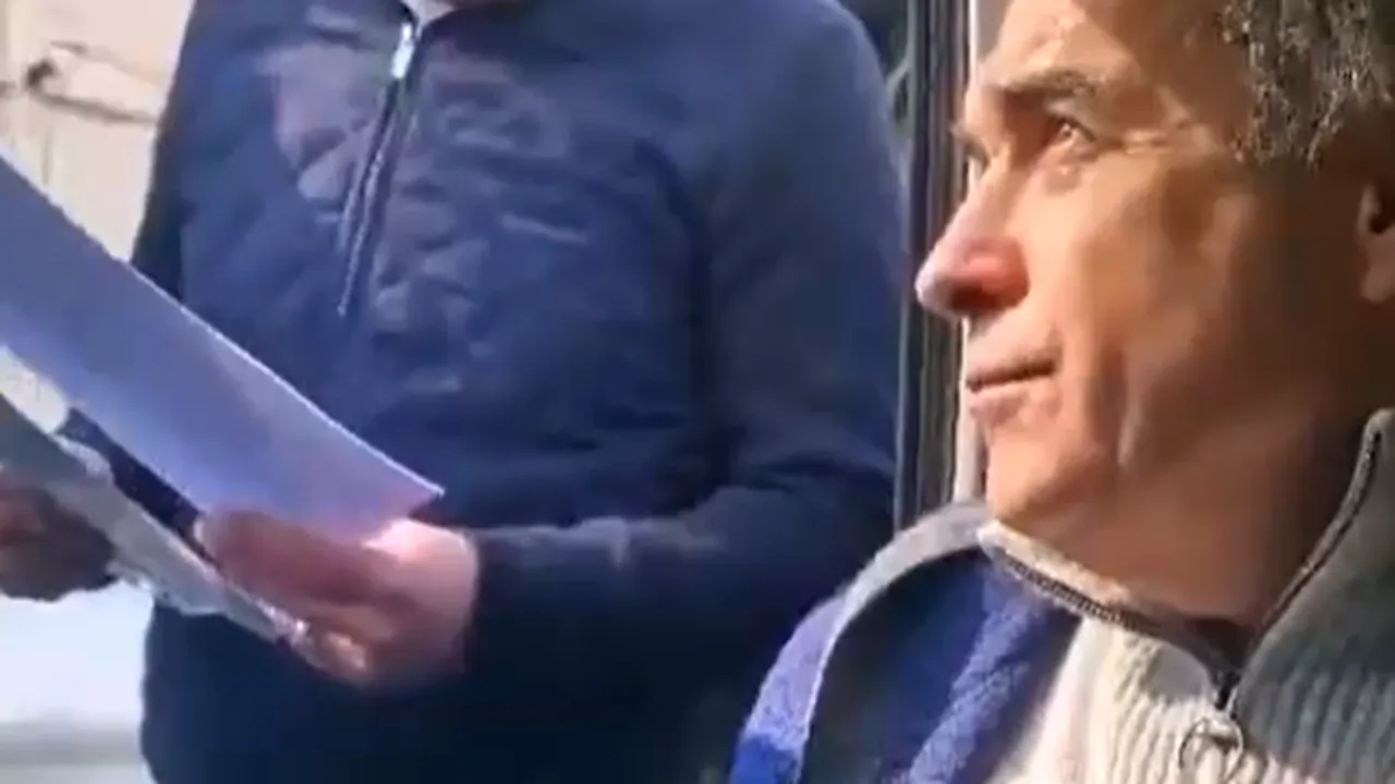 Momentul în care Georgescu este oprit şi ridicat de poliţie