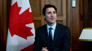 FOTO Justin Trudeau, apariţie surpriză în fotografia de absolvire a unor studenţi