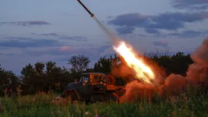 Războiul din Ucraina, ziua 507. 12 soldaţi ucraineni ucişi pe râul Nipro / Preşedintele Coreei de Sud, vizită la Bucea şi la Irpin / Zaharova avertizează asupra unei catastrofe nucleare în Europa / Un convoi Wagner format din cel puţin 60 de vehicule a sosit astăzi în Belarus
