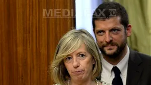 Ministrul italian al Educaţiei Stefania Giannini, criticat pentru că a apărut topless pe plajă - FOTO