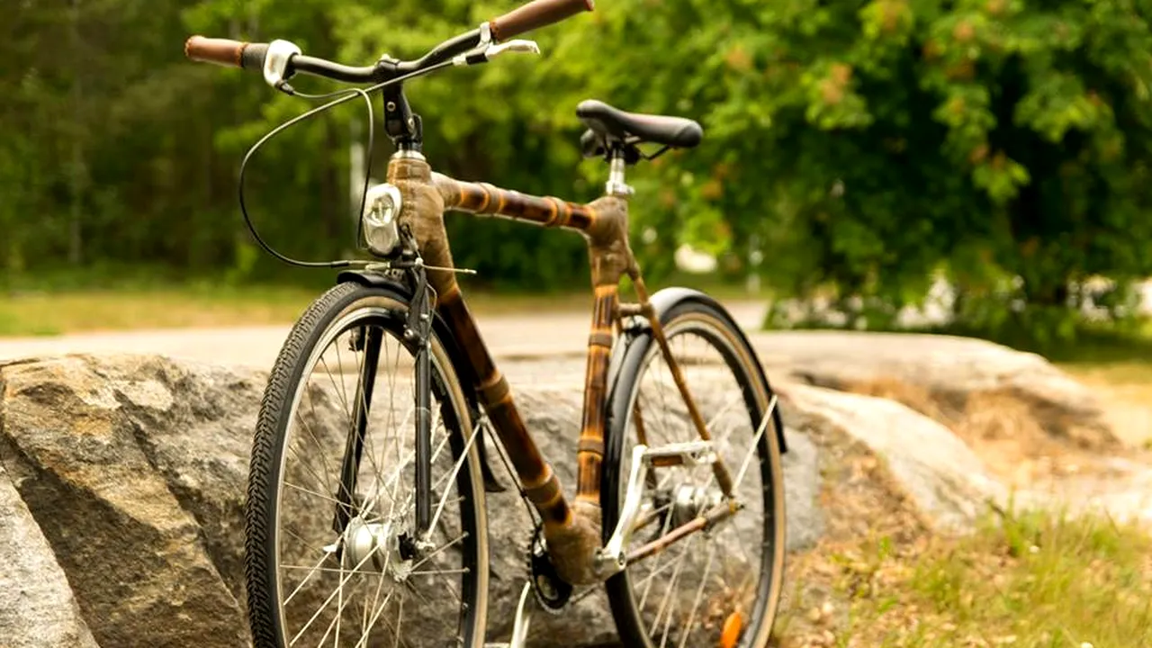 A abandonat o cariera de cercetător în Suedia pentru a construi manual biciclete din bambus în România | FOTO