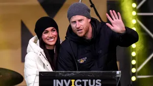 Prințul Harry și Meghan Markle s-ar întoarce în Marea Britanie împreună cu copiii, la șase ani după retragerea din familia regală