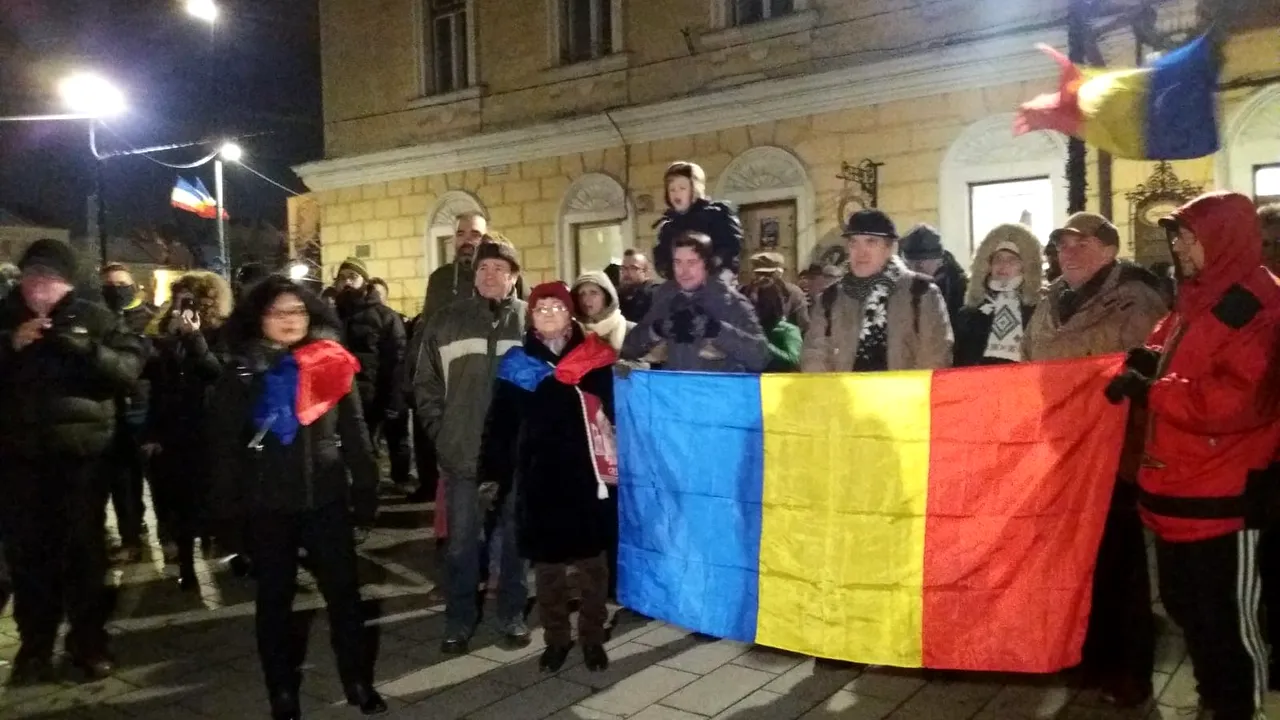 PROTESTE la Sibiu: Peste 500 de oameni protestează la Sibiu faţă de OUG privind repunerea în termen anunţată de Toader