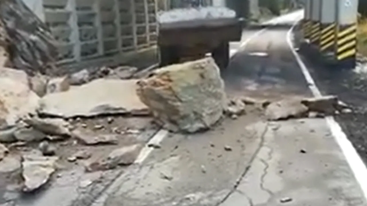 VIDEO | Bucăţi de stâncă s-au desprins sâmbătă şi au căzut pe Transfăgărăşan