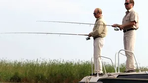 Dmitri Medvedev şi Vladimir Putin au pescuit şi au făcut scufundări în Volga - VIDEO