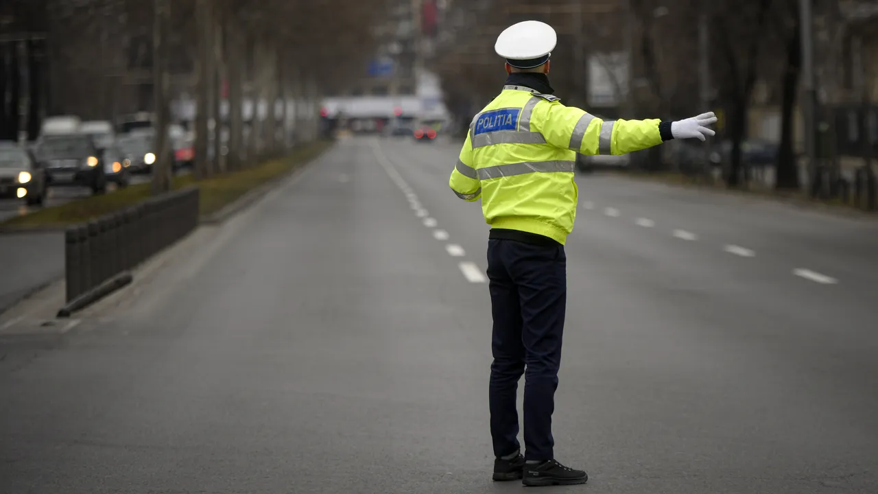 Agent de poliţie rutieră, reţinut pentru că, în mod repetat, a cerut şi primit mită de la şoferi