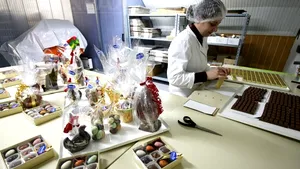 REPORTAJ: Un fost ofiţer, constructor de tancuri, face manual praline belgiene şi figurine de ciocolată - GALERIE FOTO