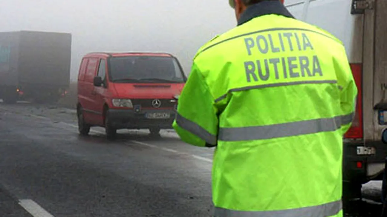 Un trailer încărcat cu maşini şi motociclete s-a răsturnat pe DN 7, în Arad