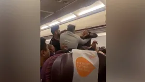 Bătaie ca-n Vestul Sălbatic la mare altitudine, în timpul unui zbor cu avionul

