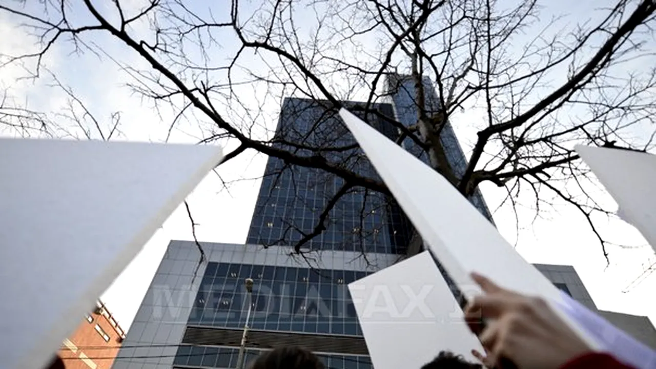 Protest în faţa Primăriei Capitalei: Peste 30 de persoane manifestează