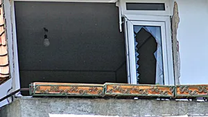Buhuşi: Explozie soldată cu un rănit şi avarierea a opt apartamente