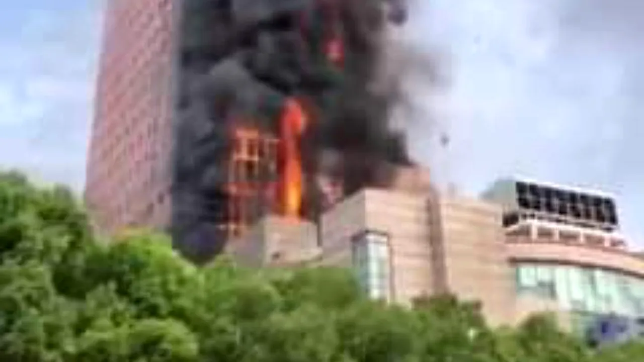 Incendiu de proporţii într-un zgârie-nori din China. Zeci de etaje sunt distruse