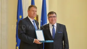 Klaus Iohannis l-a decorat pe ambasadorul Republicii Moldova în România, Iurie Reniţă - VIDEO