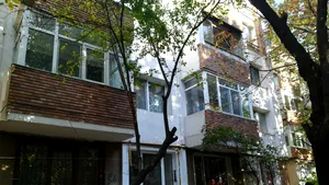 Crăpături în asfalt şi fisură de la ultimul etaj până la parter, la un bloc din Galaţi | FOTO, VIDEO
