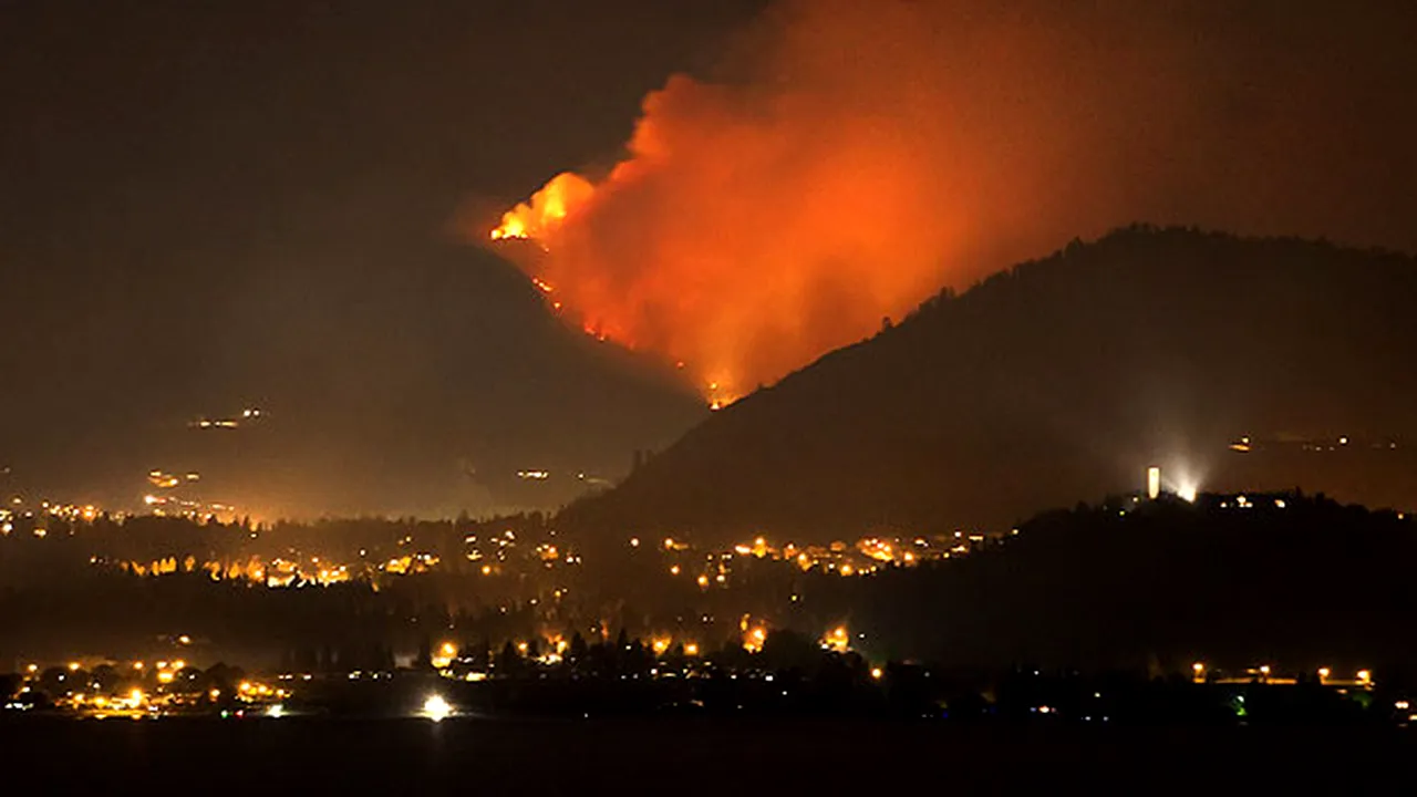 Circa 17.000 de persoane, evacuate din cauza incendiilor de pădure din Canada