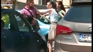 Anchetă după agresarea unui poliţist ce verifica o posibilă fraudă la Bac în cazul fiicei baronului de Mehedinţi Adrian Duicu. Poliţistul, agresat de soţia lui Duicu - VIDEO