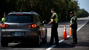 Un cuplu din Florida a răpit o adolescentă pentru a trece un punct de control al poliţiei 