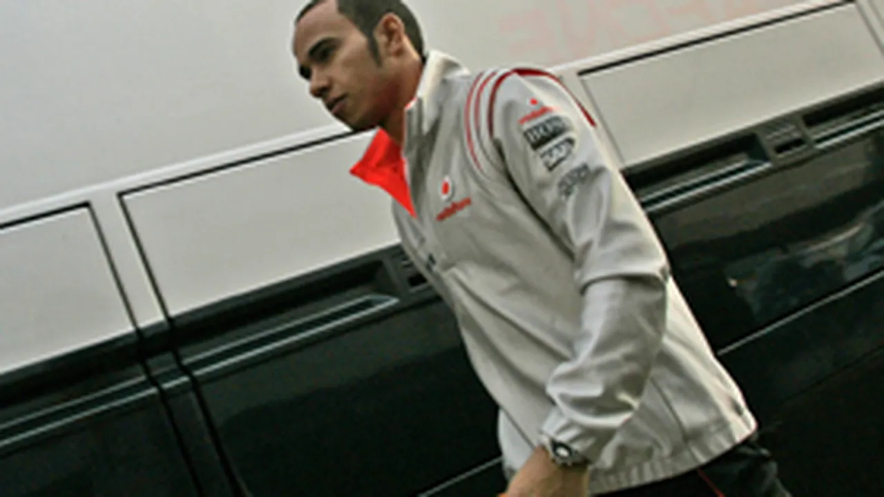 Hamilton, descalificat din Marele Premiu al Australiei