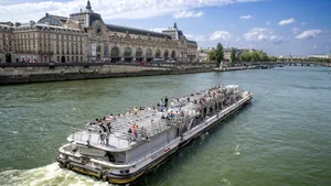 Parisul are un plan ingenios împotriva caniculei: răcește orașul cu apa din Sena