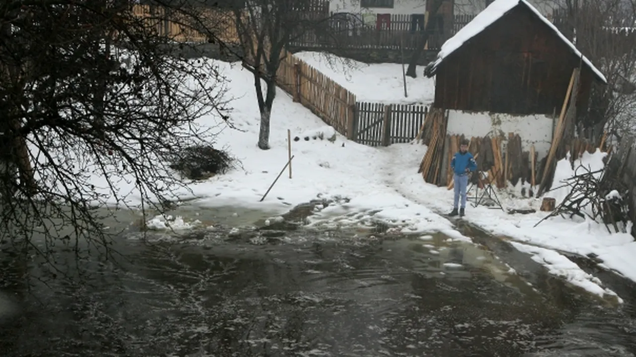 Suceava: Opt gospodării au fost inundate de râul Bistriţa în Argestru