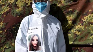 FOTO | Subofiţer sanitar la Spitalul Militar Sibiu cu poza pe echipament: ”Dincolo de măşti, suntem oameni”