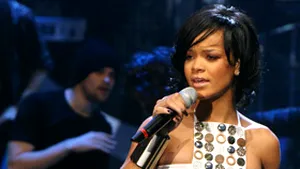 Rihanna şi T.I. cântă 