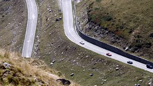 Două persoane au murit după ce au căzut cu maşina în râu, pe Transfăgărăşan