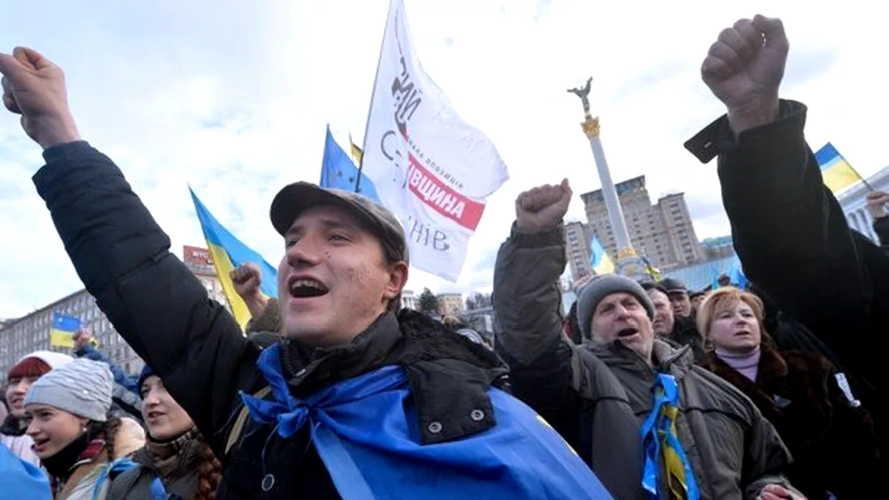 Foştii preşedinţi ai Ucrainei consideră că actualul Guvern trebuie să demisioneze. Manifestanţii au încercat din nou să blocheze sediul Executivului. Avertismentul premierului