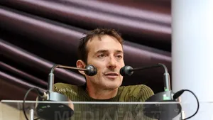 Radu Mazăre a defilat într-un costum mov, de toreador, la o prezentare de modă la Mamaia